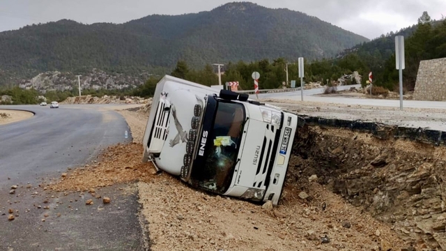 Antalya'da kamyon devrildi, sürücü yaralandı