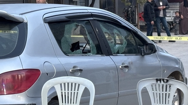 Adana'da düğünde silahlı çatışma: 1 ölü, 1 yaralı
Düğünde karşılaşan husumetliler arasında çıkan silahlı çatışmada 1 kişi hayatını kaybetti, 1 kişi yaralandı