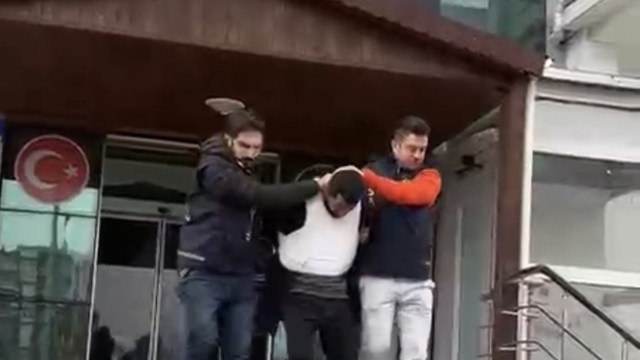 Eşini sokak ortasında öldüren şahıs tutuklandı
