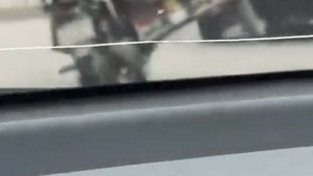 Tüp yüklü motosikletle tehlikeli hareketler kamerada