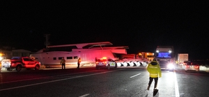 Erzurum'da yat yüklü tır karayolunu kapattı: Karşılarında yatı görenler şaşırdı