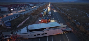 Erzurum'da yat taşıyan TIR kara yolunu kilitledi