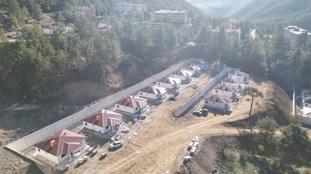 Feke ilçesinde köy tipi afet konutlarının yapımı sürüyor
