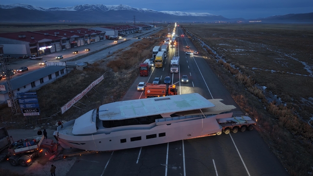 Erzurum'da yat taşıyan TIR kara yolunu kilitledi