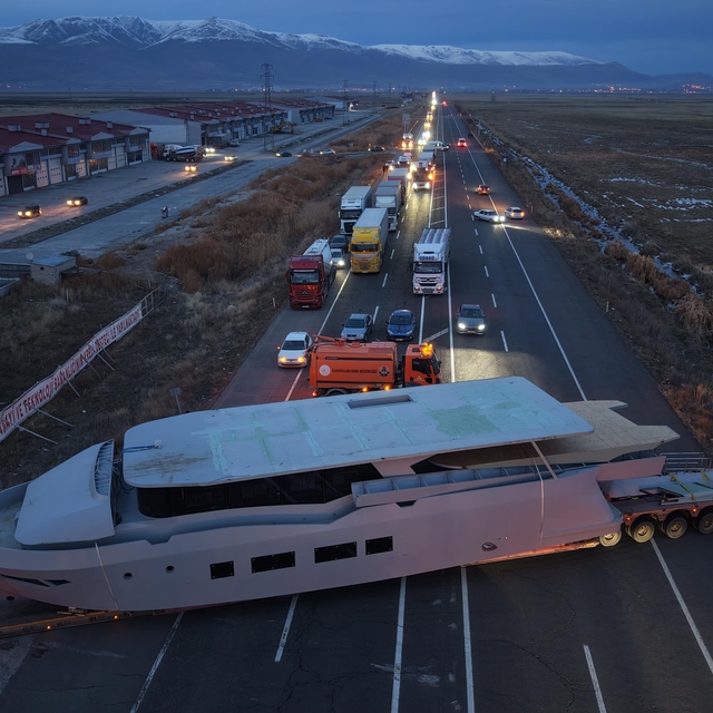 Erzurum'da yat taşıyan TIR kara yolunu kilitledi