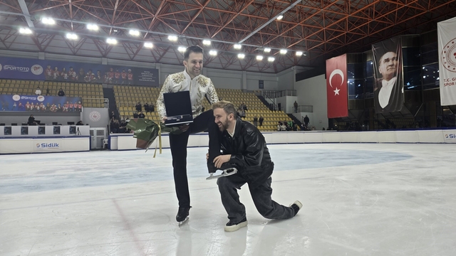 7 kez üst üste Türkiye şampiyonu olmuştu, bugün sporu bıraktı
Burak Demirboğa: "Başardıklarım için mutluyum"
Milli sporcu Burak Demirboğa:
"Geçmişe bakınca pişman olmayacağım"
Şampiyon patenci buza, alkışlar arasında veda etti