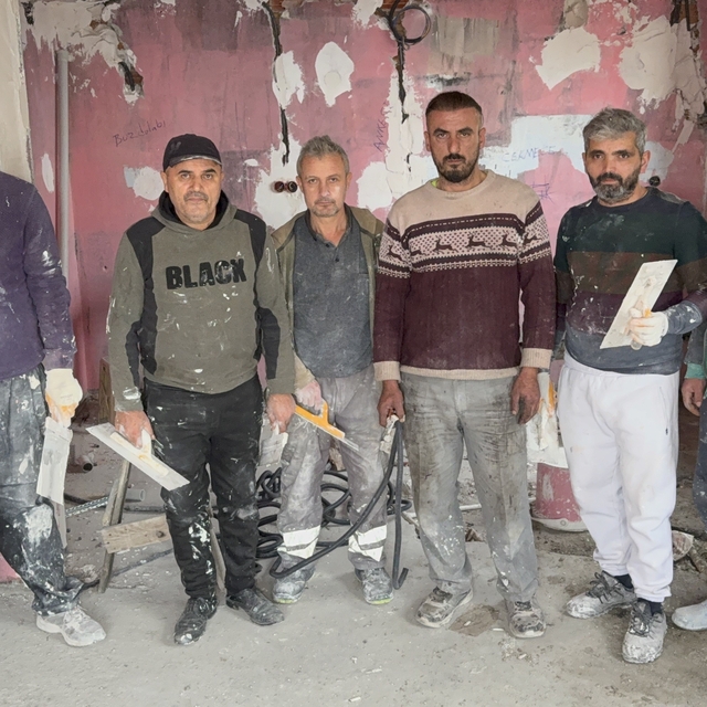 Yanan ev imece usulü tamir ediliyor