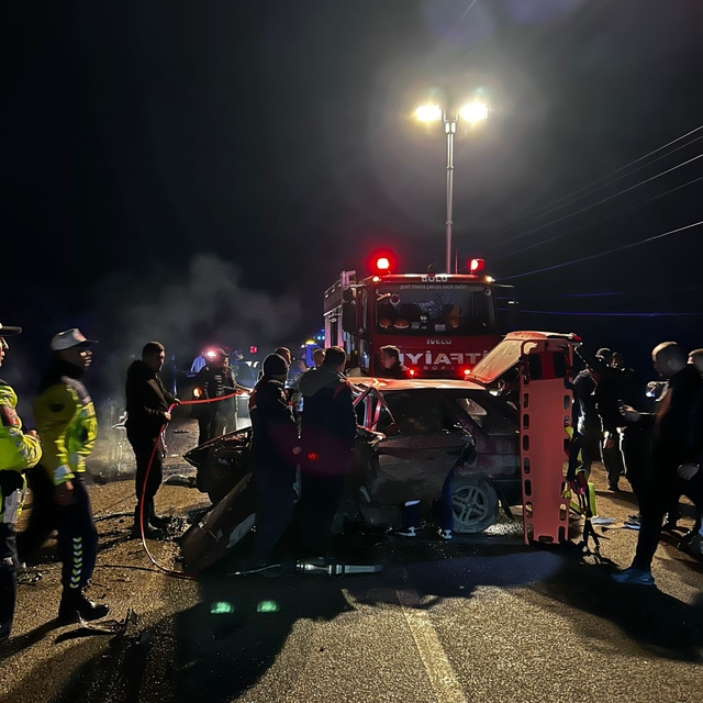 İki otomobil kafa kafaya çarpıştı 6 yaralı