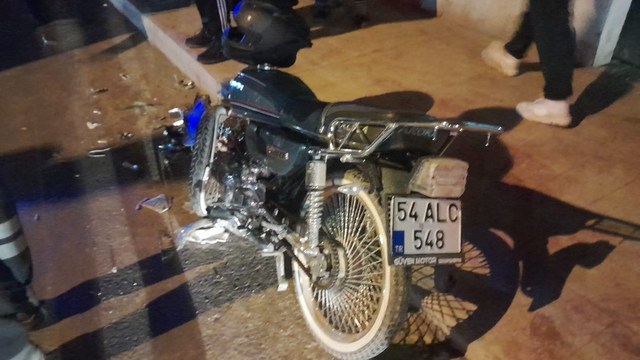 Sakarya'da panelvanla çarpışan motosikletteki genç hayatını kaybetti