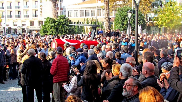 Çeşme'nin eski Belediye Başkanı Tütüncüoğlu, son yolculuğuna uğurlandı