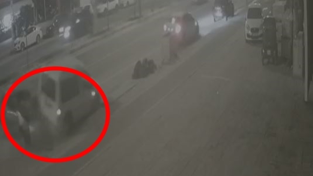 Otomobilin park halindeki hafif ticari araca çarptığı kaza kamerada