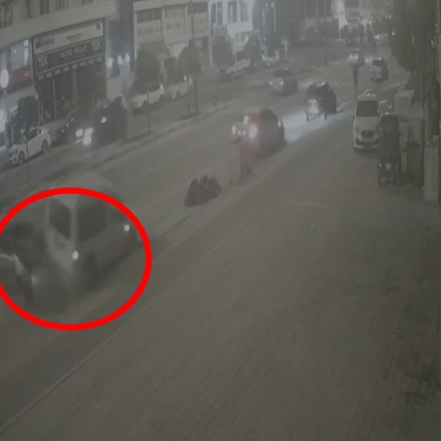 Otomobilin park halindeki hafif ticari araca çarptığı kaza kamerada