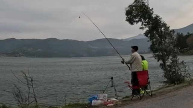 Derbent Barajı'nda 300 amatör balıkçı gökkuşağı alabalığı için yarıştı