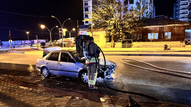 Hatay'da seyir halindeki otomobilde çıkan yangın söndürüldü