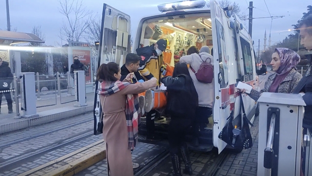 Eskişehir'de liselilerin kavgası kanlı bitti: 1 yaralı
Lise öğrencilerinin bıçaklı kavgasında kan döküldü
Öğrenciler, kavgayı ayırmaya çalışan vatandaşları dövmeye kalkıştı