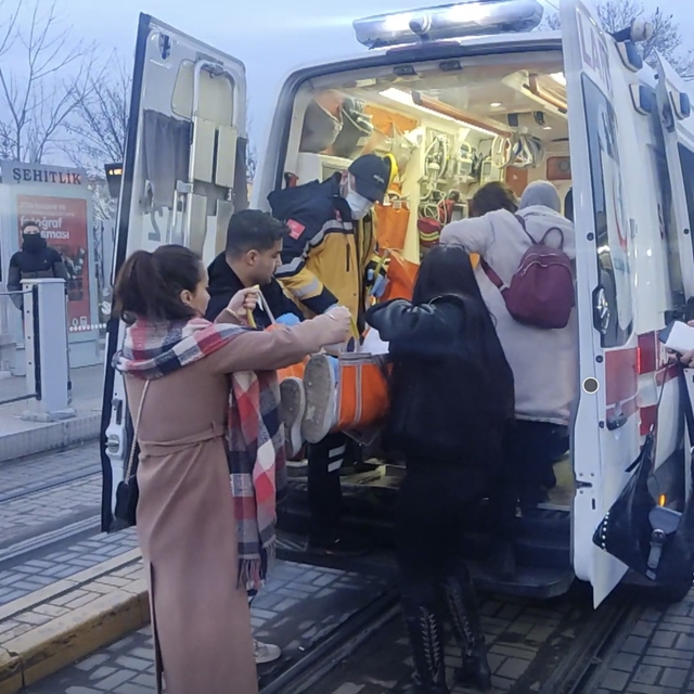 Eskişehir'de liselilerin kavgası kanlı bitti: 1 yaralı
Lise öğrencilerinin...