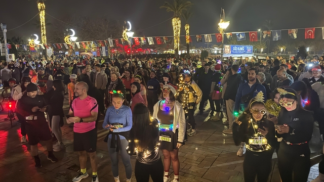 İzmir'de "en uzun gece" koşusu düzenlendi