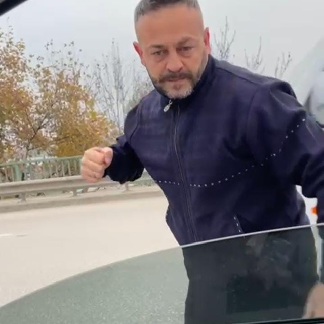 Meclis üyesini sıkıştırıp, aracı yumrukladı… O anlar kameraya yansıdı
Öfkel...