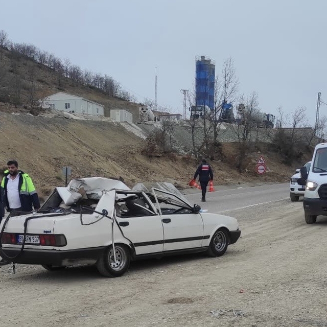 Otomobildeki 5 kişi ölümden döndü: 2 yaralı