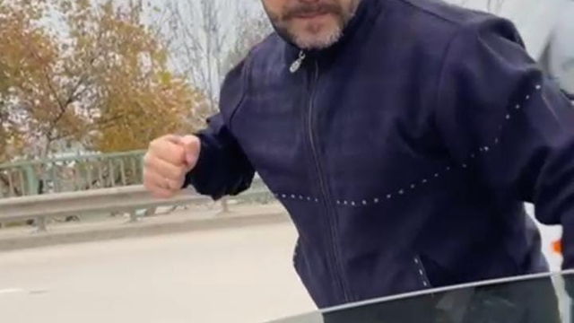 Meclis üyesini sıkıştırıp, aracı yumrukladı… O anlar kameraya yansıdı
Öfkeli sürücü, meclis üyesine saldırdı, aynayı kırıp, hakaretler savurdu
