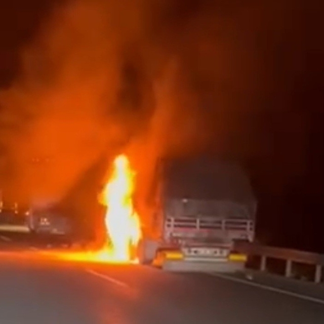 Erzincan'da seyir halindeki TIR alev aldı