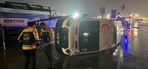 Minibüs ile çarpışan ambulans devrildi; 3’ü sağlık personeli, 6 yaralı