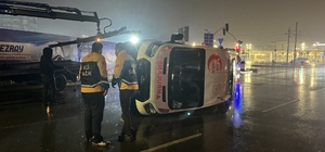 Panelvan ile çarpışan ambulans devrildi: 6 yaralı
