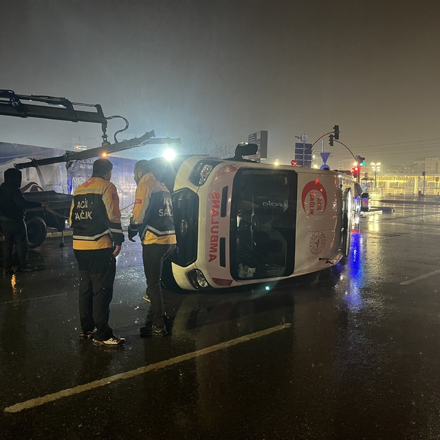 Panelvan ile çarpışan ambulans devrildi: 6 yaralı