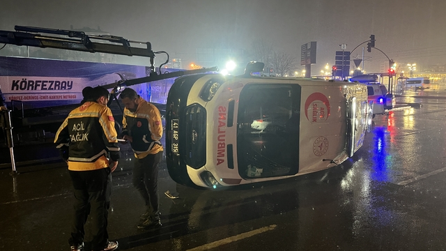 Minibüs ile çarpışan ambulans devrildi; 3'ü sağlık personeli, 6 yaralı