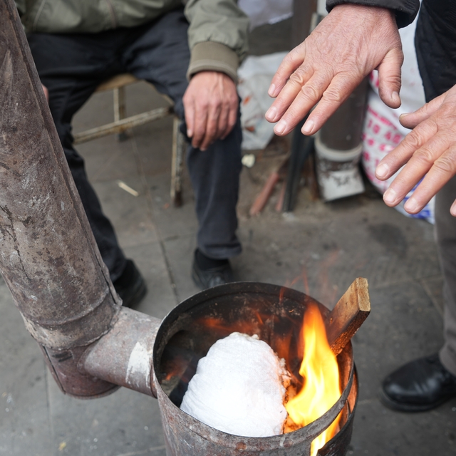 Erzincan pazarcısı soğukta sobayla ısınıyor