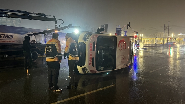 Panelvan ile çarpışan ambulans devrildi: 6 yaralı