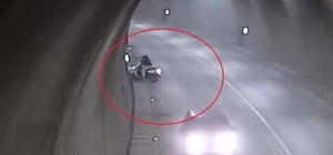 Tünelde motosikletin takla attığı kaza kamerada
