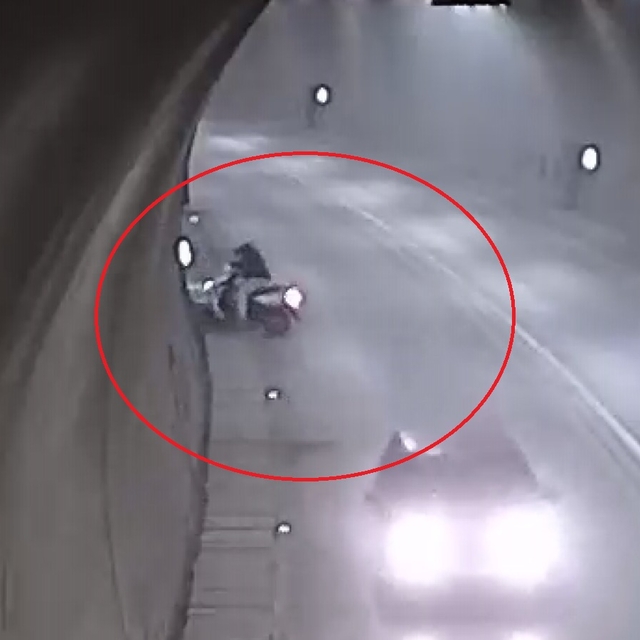 Tünelde motosikletin takla attığı kaza kamerada