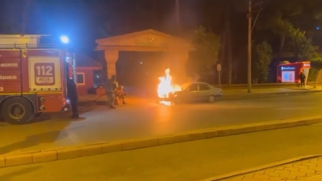 Hatay'da seyir halindeki otomobil alevlere teslim oldu