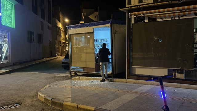 Hatay'da 6 araç ve 4 iş yerinin camlarını taşla kırdılar