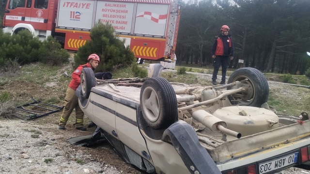 Balıkesir'de şarampole devrilen otomobildeki 4 kişi yaralandı