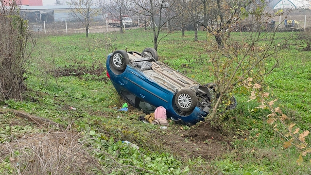 Bursa'da devrilen otomobildeki 2 kişi yaralandı