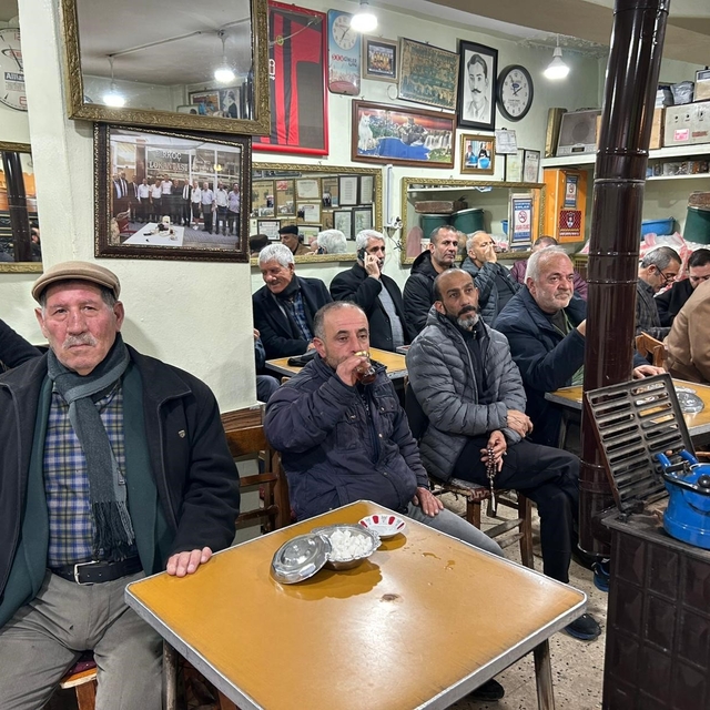 Van'da soba başında 83 yıllık çay geleneği
Van'da yıllara meydan okuyan çay...