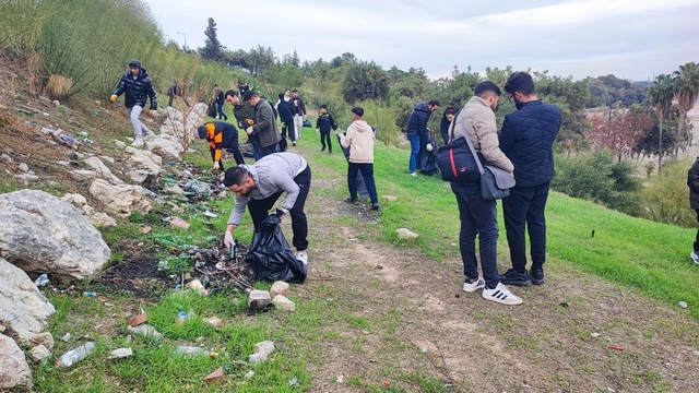 Çöpleri belediye yerine gönüllüler topladı
Adana'da çevre kirliliğine dikkat çekmek isteyen gönüllüler: "Adana maalesef Türkiye'nin en pis şehirlerinden biri haline geldi"