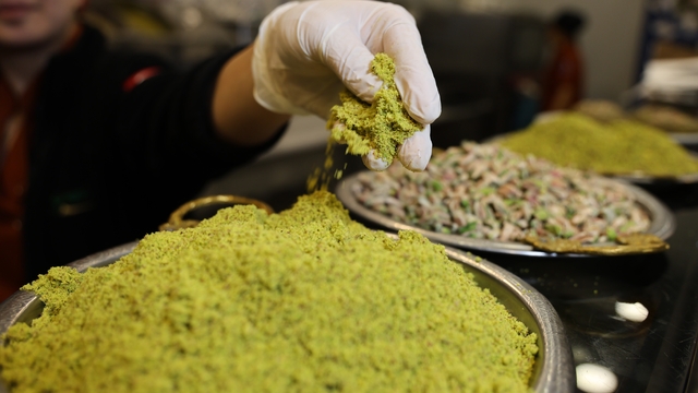 Fıstık fiyatları arttı:  Sahtekarların kullandığı gıda boyası ve bezelyeye dikkat
Uzmanından fıstıklı tatlı uyarısı: "Ucuza tatlı alıp sağlığınızdan olmayın"