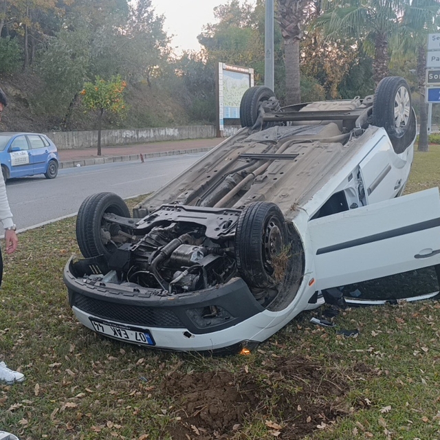 Antalya'da refüje çarpıp ters dönen araçtan ayakta çıktı
Omuzunda ağrı hiss...