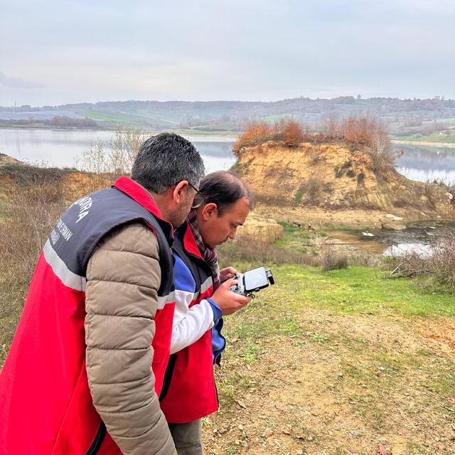 Kaçak avcılığa dronlu müdahale
Kıyı şeridine metrelerce uzunluğunda ağ çekm...