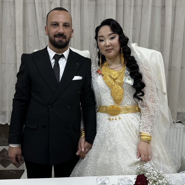 Kırgız gelin ve Yüksekovalı damadın kargoda başlayan aşkı mutlu sonla bitti