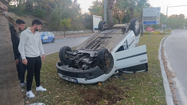 Antalya'da refüje çarpıp ters dönen araçtan ayakta çıktı
Omuzunda ağrı hisseden sürücü kontrol amaçlı hastaneye götürüldü