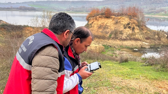 Kaçak avcılığa dronlu müdahale
Kıyı şeridine metrelerce uzunluğunda ağ çekmişler