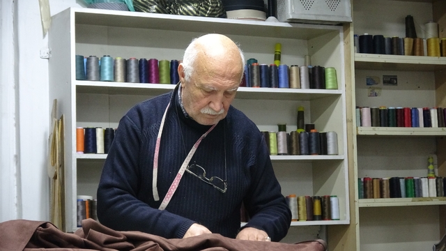 İğne ipliğe adanan bir ömür
55 yıldır dikiş makinesi başında geçen bir ömür
55 yıllık terzinin meslek aşkı: Memurken de mesleğini sürdürdü