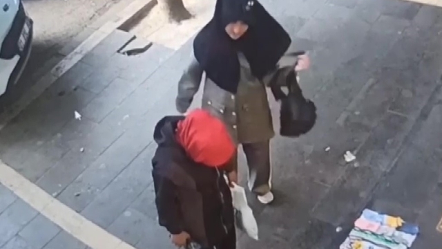 Evleri soyan 2 kadın yakalandı:  700 bin TL'lik vurgun yapmışlar
Hırsız kadınların, yaptıkları vurgunun ardından bir sokak satıcında basküle çıkıp tartılma anlarının güvenlik kamerasına yansıdı