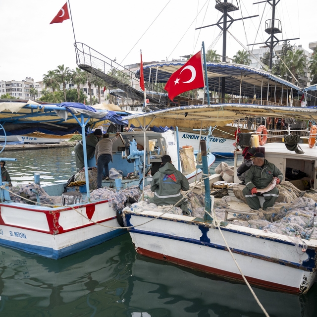 Mersin'de balıkçılara ekipman desteği sürüyor