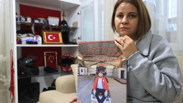 Ambulans helikopter kazasında hayatını kaybeden sağlık çalışanı ATT'nin eşinden şehitlik talebi
Kazada hayatını kaybeden ATT'nin eşi: "Üç çocuğum var ben de şehit eşi olmak istiyorum"