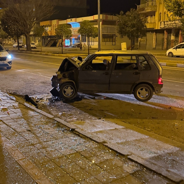 Mardin'de park halindeki araca çarpan otomobil sürücüsü yaralandı